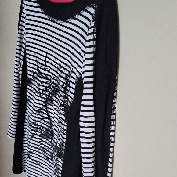 Striped Black and White Women's Top - Picture 4 of 7